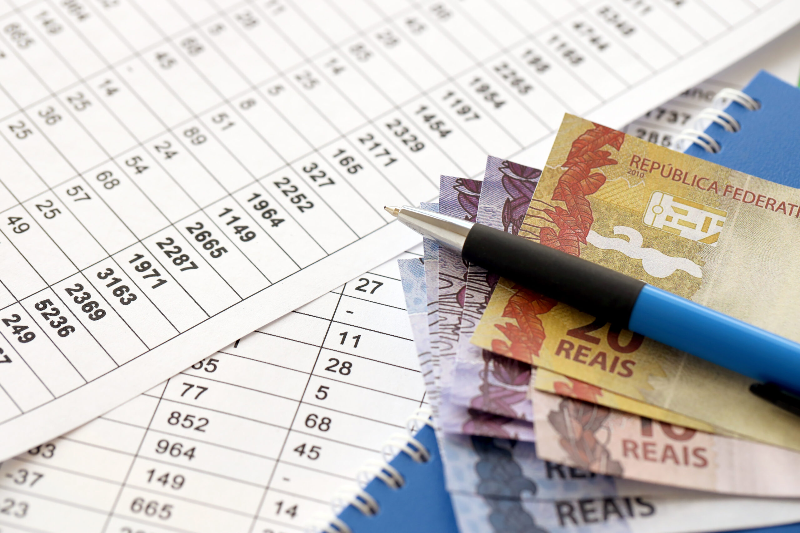 Pen With Brazilian Reals On Documents With Calculations Table. Concept Of Business, Accounting Or Taxpaying In Brazil - Resende Consultoria Contábil - Escritório Na Região Sul Do Rio De Janeiro
